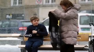 Едно невероятно видео! Нека си възвърнем вярата в хората и човечността!