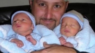 Акушерка: Не можах да скрия сълзите си, бездетно семейство осинови близначета – Вижте историята
