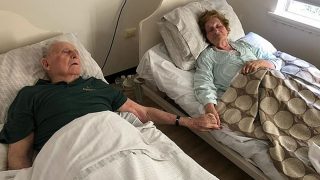 Хванати за ръце, след 70 годишен брак починаха заедно. Вижте тяхната уникална история