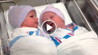 Вижте как новородени близнаци водят първият си разговор