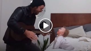 Реакцията на момичето когато баща й започва да свири на китарата е уникална!