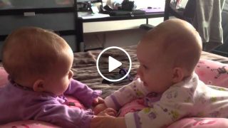Бебета близнаци говорят и се държат за ръце за първи път