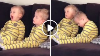 Малкият заспива докато гледа анимация, но брат му близнак му помага да остане буден