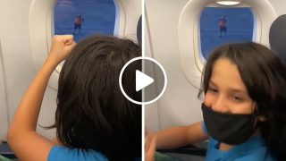 Служител на летището играе камък ножица хартия с дете в самолета