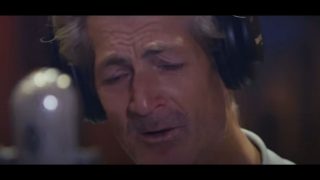 Този мъж е бездомен но получи своя шанс след 17 години по улиците: Чуйте го как пее!