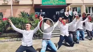 Абитуриенти от Варна изненадаха цяла България с танца си: ВИДЕО