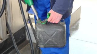 Прочетете това Чудо: Мъж зареди 12 литра бензин в 10-литрова туба