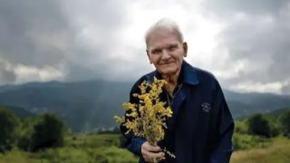 Народният лечител Дядо Владо лекува рак с 4 вида чай