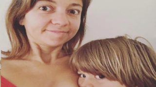 Питаме какво мислите: Тя кърми 4-годишния си син и няма да спрe да го прави – Ето какво още каза