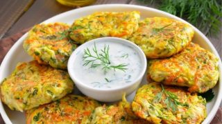 Опитайте тези кюфтенца от тиквички с топено сирене – толкова са вкусни!