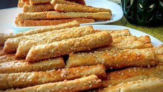 Три тави от една доза: Хрупкави бирени гризинки със сусам у дома