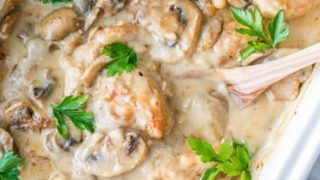 Лесна и ароматна рецепта със сметана и гъби: вкусно пилешко за всеки ден