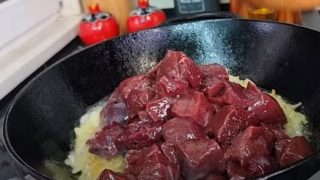 Как правилно да пържим черен дроб с лук? Умен начин за крехък вкус само за 7 минути!