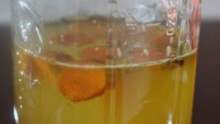 Тя започна да пие топла вода с куркума всяка сутрин – след време забеляза изненадващи промени