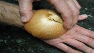 Натърка ръката си с лук и само след минути забеляза изненадващ ефект