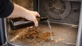 Много лесен начин да почистите много мръсна фурна у дома