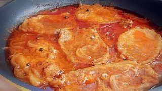 Тайната на сочни пържоли в ароматен доматен сос, които са крехки като масло