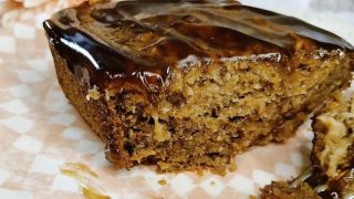 Грис сладкиш с ябълки и орехи, залят с карамел – десерт, който ще ви очарова
