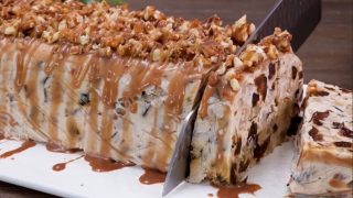 Бърз, елегантен и пълен с вкус! Кремообразен сладкиш със сини сливи и орехи – без печене