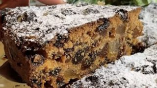 Торта с бадеми и сушени плодове, която става все по-вкусна, колкото повече отлежи
