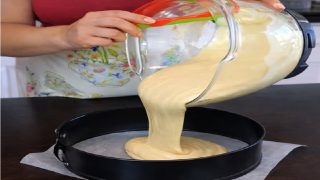 Най-пухкавият блат за торта – тестото е толкова леко и вкусно, че почти не му трябва плънка