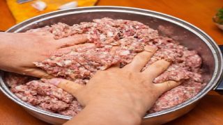 Не слагайте вече хляб и галета в каймата – тази съставка прави кюфтетата невероятно сочни
