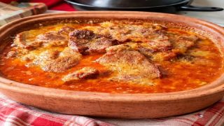 Обърнати пържоли на фурна с богат чеснов сос – крехко и много вкусно месо