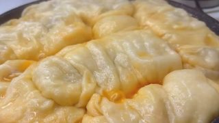 И аз правя сарми, но по различен начин! Вместо в зелев или лозов лист ги увивам така и всички вкъщи ги обожават