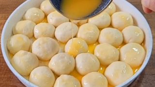 Пълня топчетата с кашкавал, поливам с масло и се получава невероятна сирнена погача на милинки